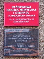 Tablica pamiątkowa z uroczystości nadania szkole imienia
